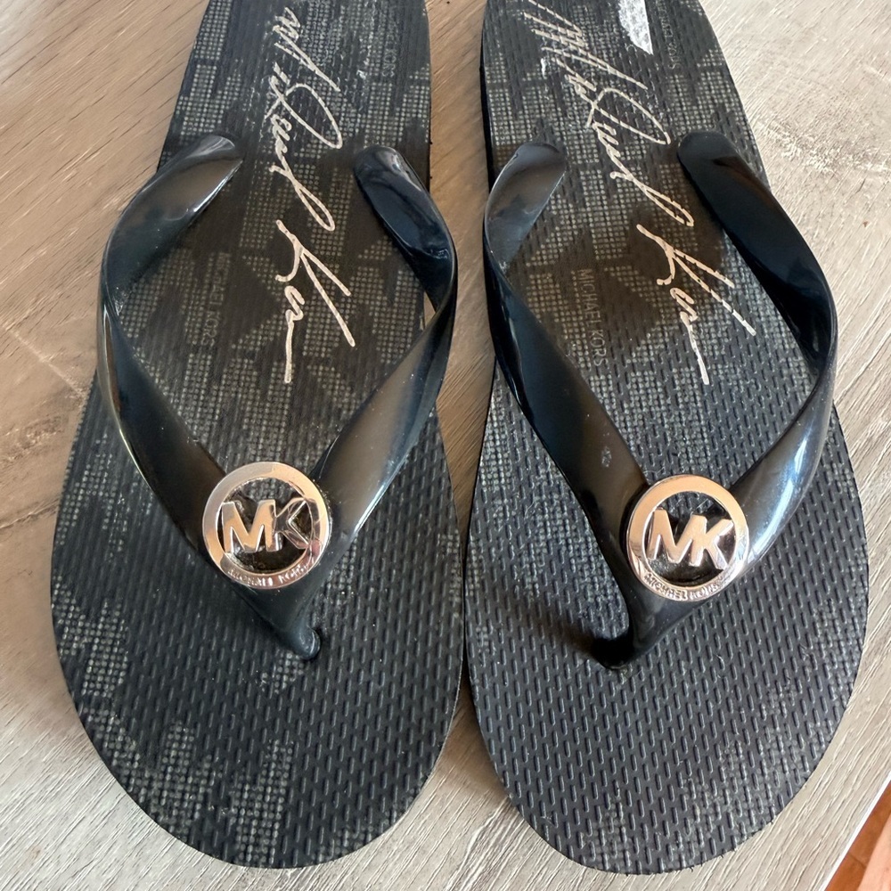 Michael Kor Black MK Logo Flip Flops - Picture 4 of 4
